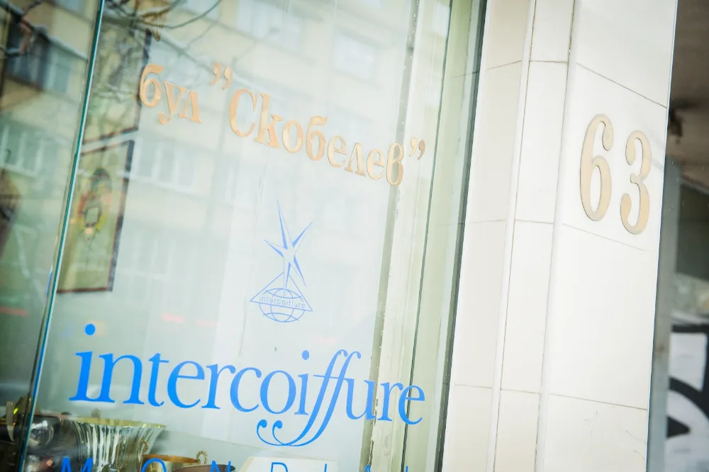 Табелата на Intercoiffure на витрината
